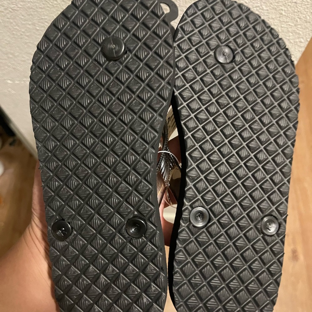Local slippers - Picture 3 of 3